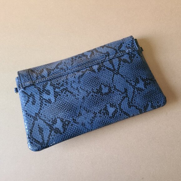 blue snake print clutch purse - Picture 2 of 6